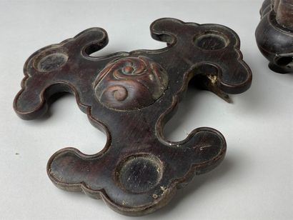 CHINE, XIXe.
Brûle-parfum tripode en bronze,...