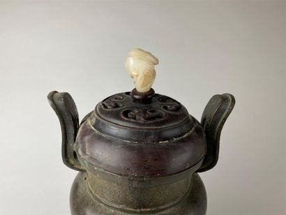 CHINE, XIXe.
Brûle-parfum tripode en bronze,...