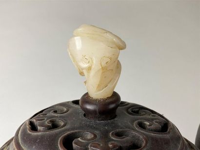 CHINE, XIXe.
Brûle-parfum tripode en bronze,...