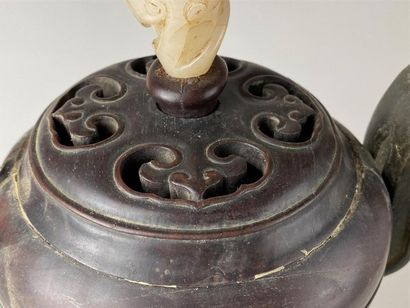 CHINE, XIXe.
Brûle-parfum tripode en bronze,...