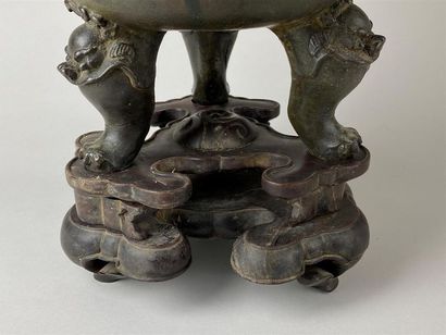 CHINE, XIXe.
Brûle-parfum tripode en bronze,...