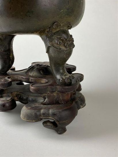 CHINE, XIXe.
Brûle-parfum tripode en bronze,...