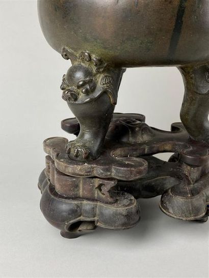 CHINE, XIXe.
Brûle-parfum tripode en bronze,...