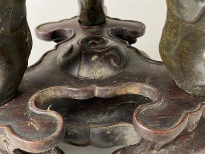 CHINE, XIXe.
Brûle-parfum tripode en bronze,...