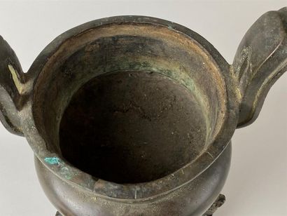 CHINE, XIXe.
Brûle-parfum tripode en bronze,...