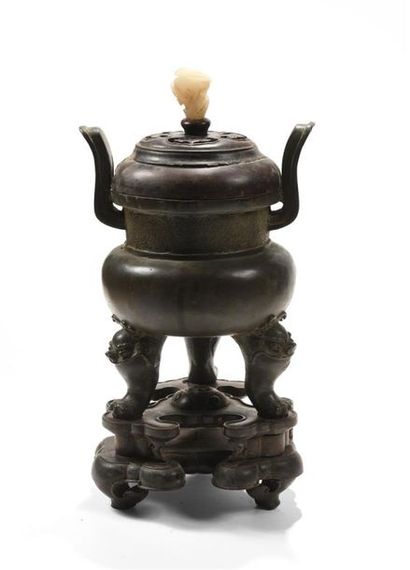 CHINE, XIXe.
Brûle-parfum tripode en bronze,...