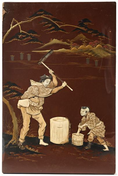 JAPON, fin XIXe.
Panneau en laque rouge et...