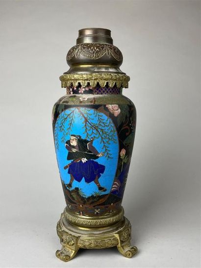 JAPON, circa 1900.
Vase balustre en cuivre...