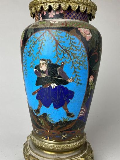 JAPON, circa 1900.
Vase balustre en cuivre...