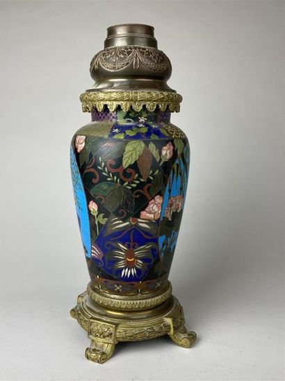 JAPON, circa 1900.
Vase balustre en cuivre...