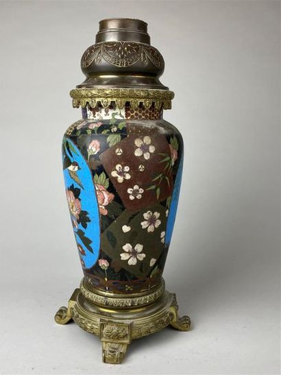 JAPON, circa 1900.
Vase balustre en cuivre...