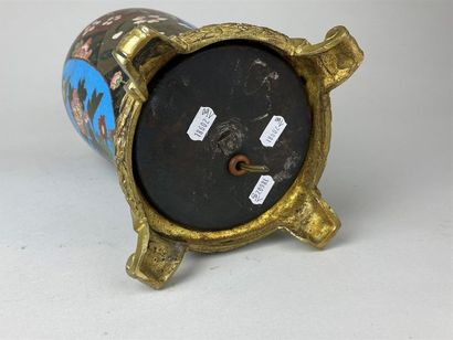 JAPON, circa 1900.
Vase balustre en cuivre...