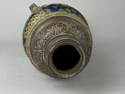 JAPON, circa 1900.
Vase balustre en cuivre...