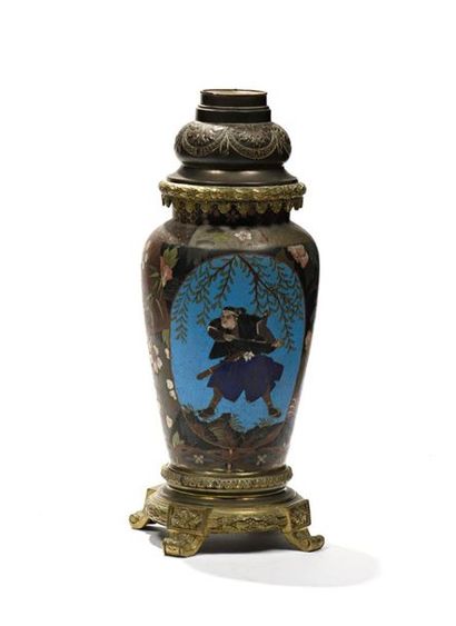 JAPON, circa 1900.
Vase balustre en cuivre...