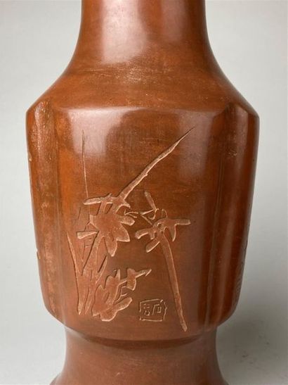 CHINE, XXe.
Deux vases balustres formant...