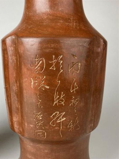 CHINE, XXe.
Deux vases balustres formant...
