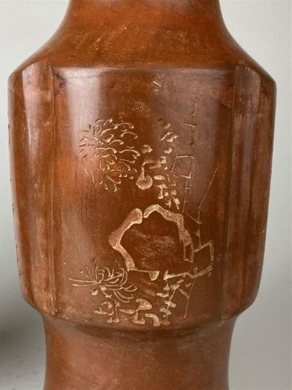 CHINE, XXe.
Deux vases balustres formant...