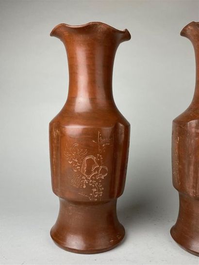 CHINE, XXe.
Deux vases balustres formant...
