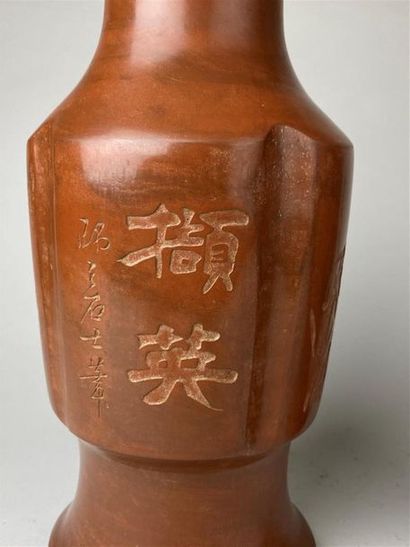 CHINE, XXe.
Deux vases balustres formant...