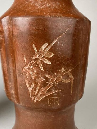 CHINE, XXe.
Deux vases balustres formant...