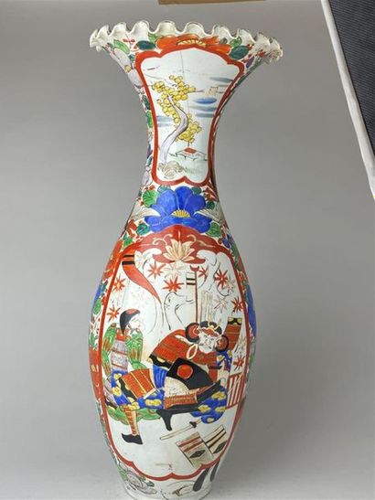 JAPON, début XXe.
Grand vase en porcelaine...