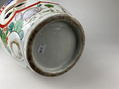 JAPON, début XXe.
Grand vase en porcelaine...