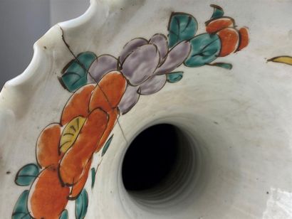 JAPON, début XXe.
Grand vase en porcelaine...