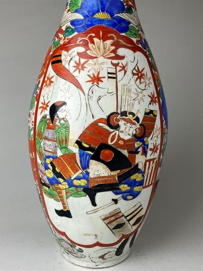 JAPON, début XXe.
Grand vase en porcelaine...