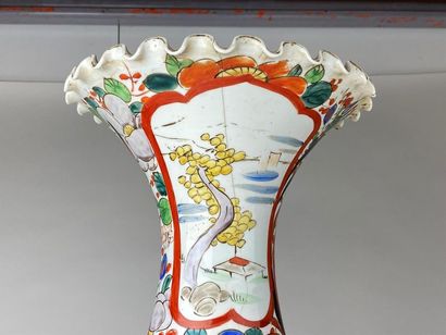 JAPON, début XXe.
Grand vase en porcelaine...