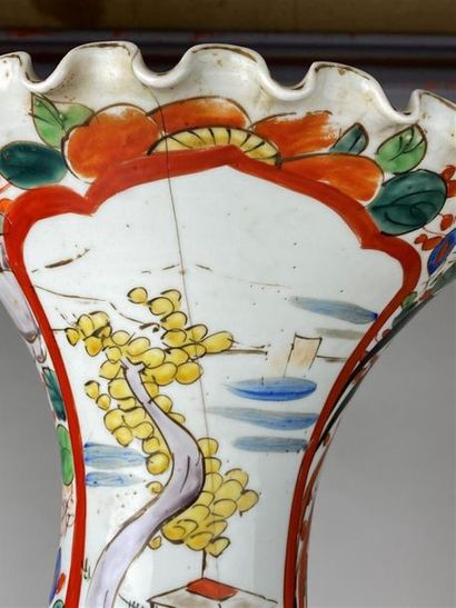 JAPON, début XXe.
Grand vase en porcelaine...