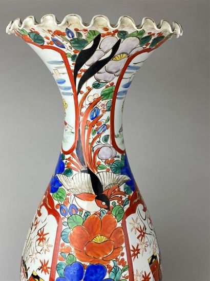 JAPON, début XXe.
Grand vase en porcelaine...