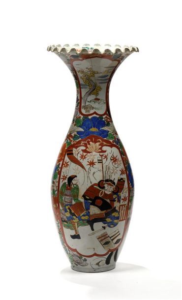 JAPON, début XXe.
Grand vase en porcelaine...