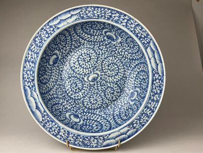 CHINE, début XXe.
Grand plat creux et circulaire...