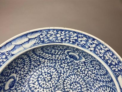 CHINE, début XXe.
Grand plat creux et circulaire...