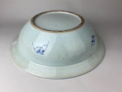 CHINE, début XXe.
Grand plat creux et circulaire...