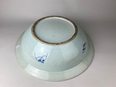 CHINE, début XXe.
Grand plat creux et circulaire...