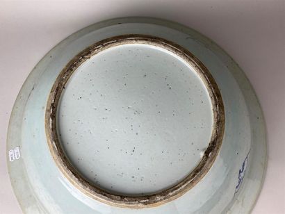 CHINE, début XXe.
Grand plat creux et circulaire...