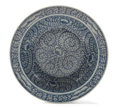 CHINE, début XXe.
Grand plat creux et circulaire...