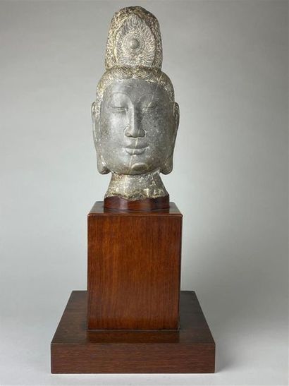 CHINE, XXe.
Tête de guanyin en pierre sculptée...