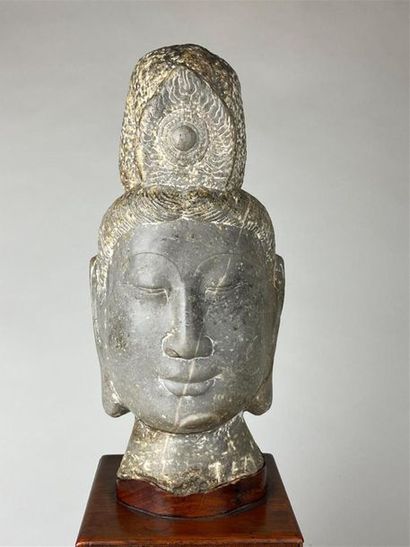 CHINE, XXe.
Tête de guanyin en pierre sculptée...