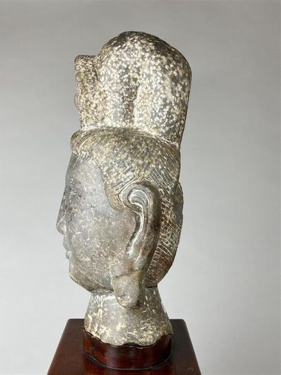 CHINE, XXe.
Tête de guanyin en pierre sculptée...
