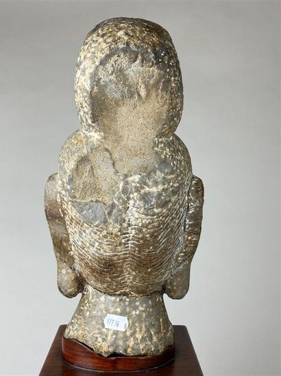 CHINE, XXe.
Tête de guanyin en pierre sculptée...