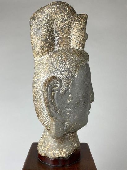 CHINE, XXe.
Tête de guanyin en pierre sculptée...