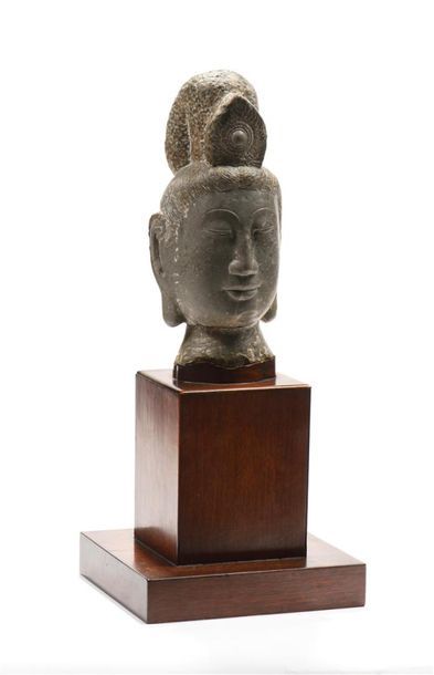 CHINE, XXe.
Tête de guanyin en pierre sculptée...