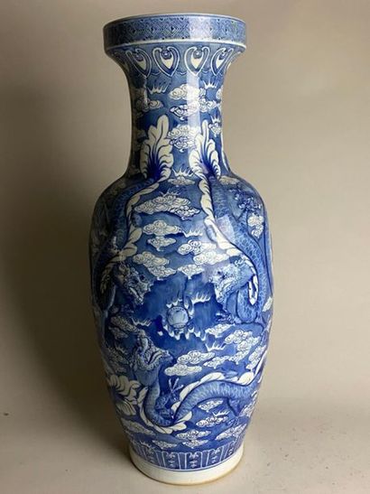CHINE, XXe.
Vase balustre en porcelaine bleu...