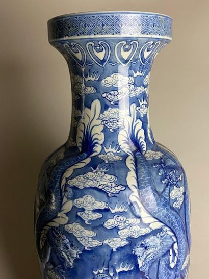 CHINE, XXe.
Vase balustre en porcelaine bleu...