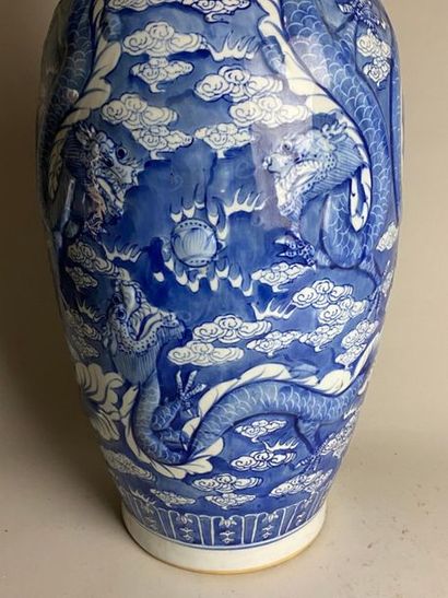CHINE, XXe.
Vase balustre en porcelaine bleu...
