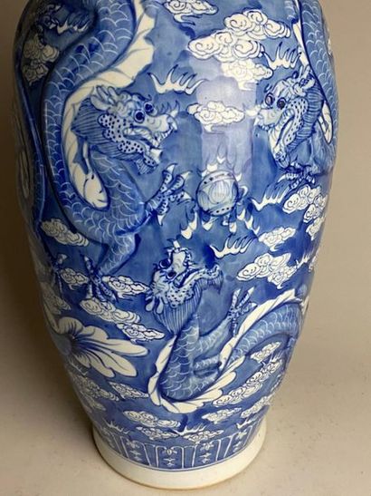 CHINE, XXe.
Vase balustre en porcelaine bleu...