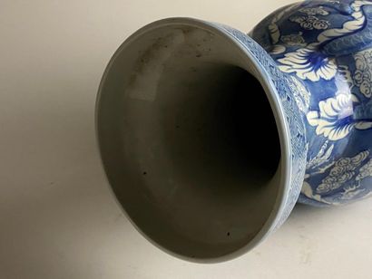 CHINE, XXe.
Vase balustre en porcelaine bleu...