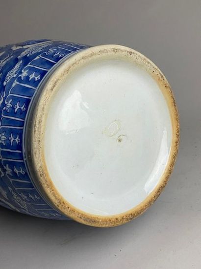 CHINE, XXe.
Vase balustre en porcelaine bleu...